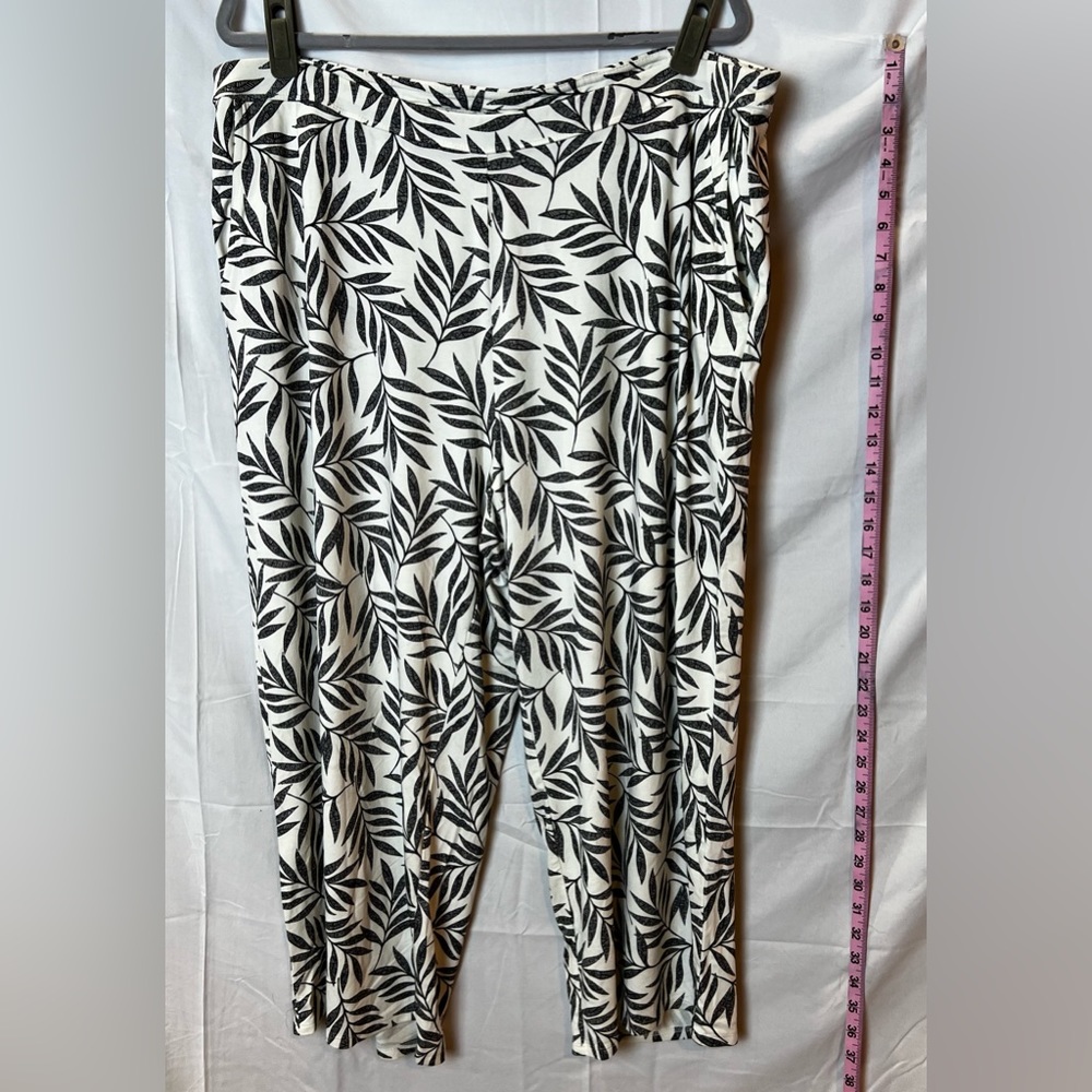 J. Jill Black and White Leaf-Print Cropped Pants